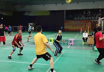 工会工作人员参加教职工气排球比赛