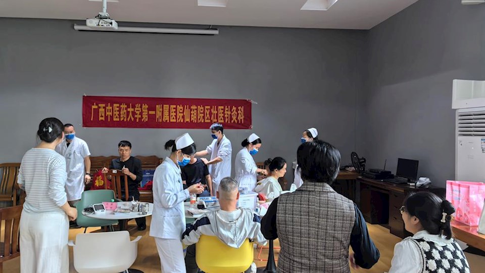 情暖金秋，健康伴行——校工会邀请广西中医药大学第一附属医院专家入校开展义诊活动
