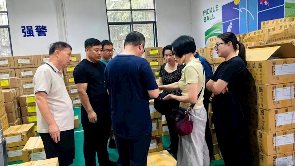 国资处协助后勤处开展2025级新生被装验收工作