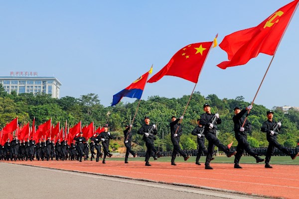 学校举行2025级新生军训汇报表演暨总结表彰大会