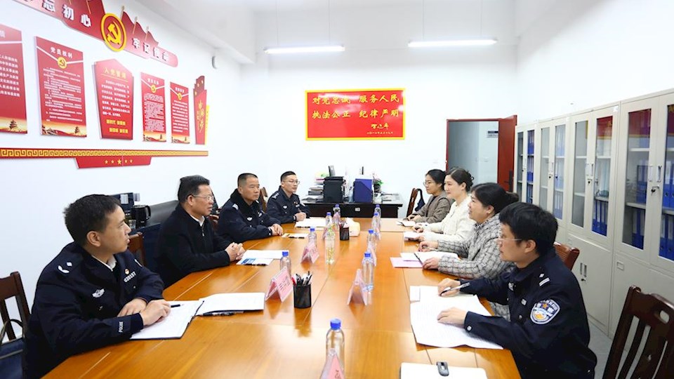 学校党委书记彭顺克到实验教学中心调研